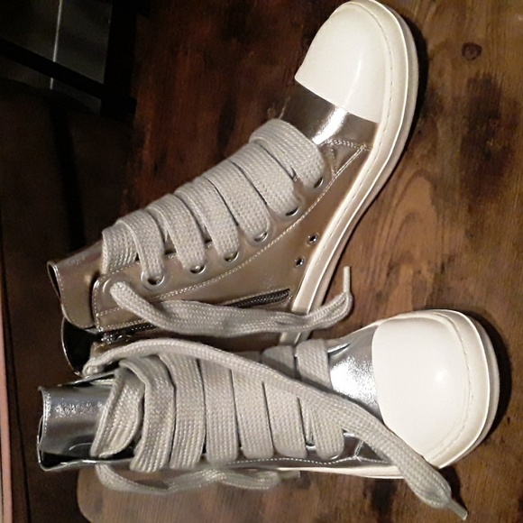 NWOT Women's Sz 9 Gold & Silver Lace Up Zipper Boot - Picture 2 of 10